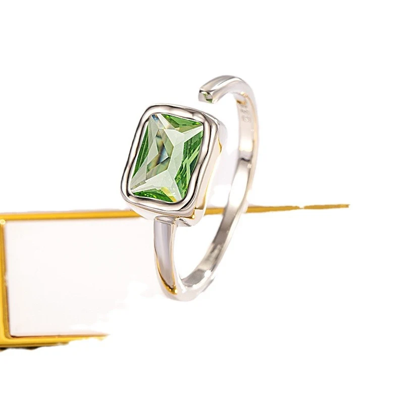 Bague carrée en zircon vert émeraude polyvalente pour femmes, élégante et adaptable, un accessoire parfait pour toutes les occasions