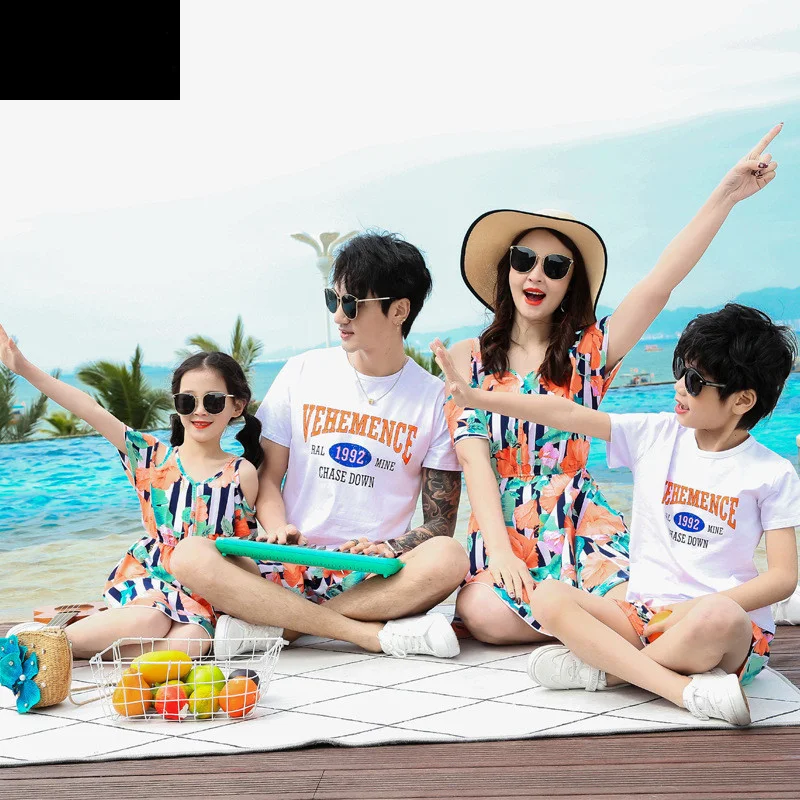 Robes d'été assorties pour parents et enfants Famille de trois ou quatre ensembles Tenues estivales coordonnées Confort et style pour toute la famille