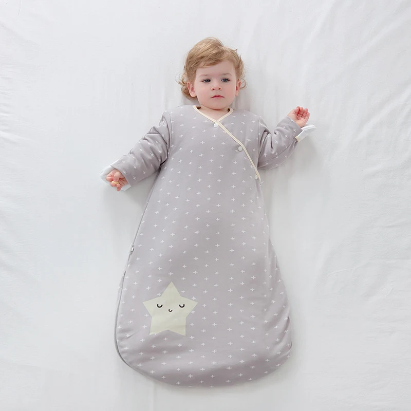 All-seasons baby slaapzak van katoen, multifunctioneel, met geïntegreerde quilt en anti-trap functie, voor veilig en comfortabel slapen.
