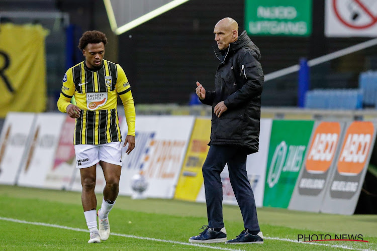 Vitesse-coach beseft niet dat Openda geschorst is voor terugwedstrijd: "Waanzin ten top"