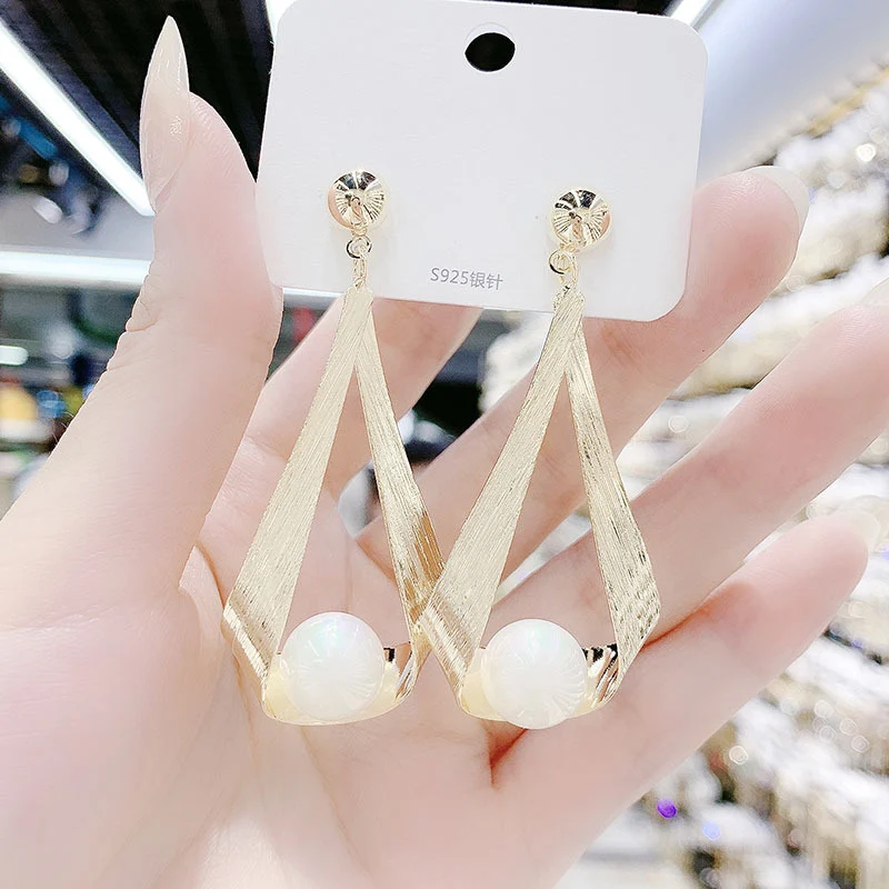 Wasser Tropfen Ohrringe Damen Großzügig und personalisiert für einen eleganten Look. Verleihen Sie Ihrem Outfit einen Hauch von Individualität.