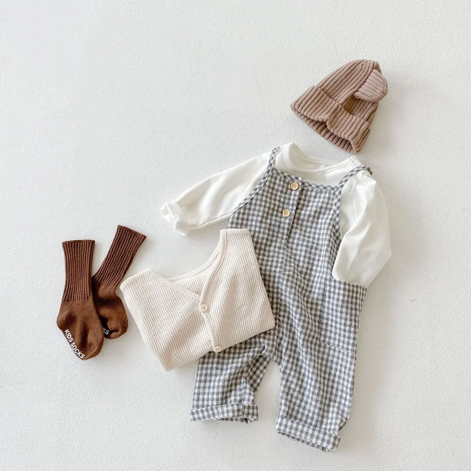 Costume trois pièces avec bretelles, pantalon, chemise et petite veste. Un ensemble élégant et raffiné pour hommes, parfait pour les occasions formelles.