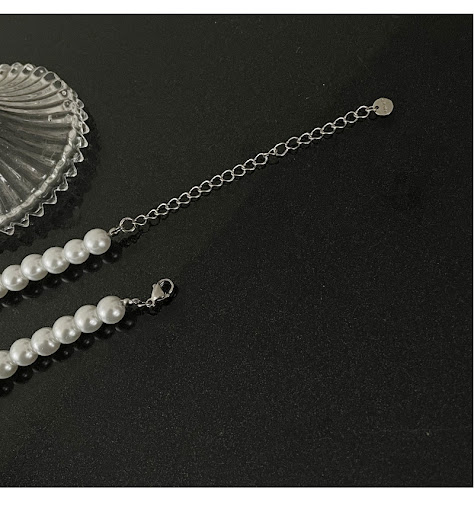 Title 3, Bow Pearl Zircon Necklace A stunning necklace w...