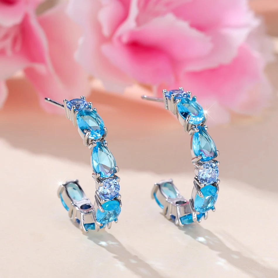 Boucles d'oreilles tendance géométriques C, design de luxe léger et avancé pour une sensation de style ultime et un look moderne et raffiné.