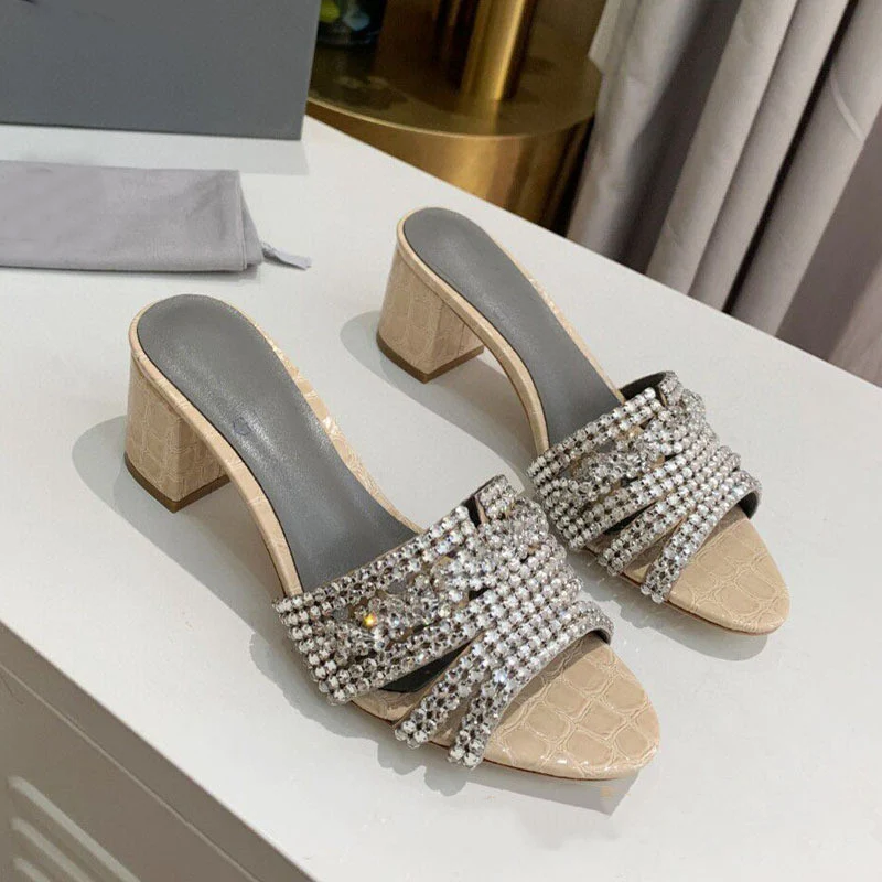 Tacchi alti da donna in microfibra con punta tonda e strass, per un'eleganza scintillante e sofisticata, perfetti per eventi e serate speciali.