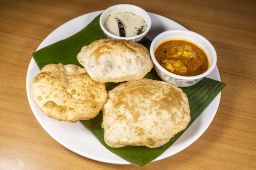 2 Poori With Chicken Curry