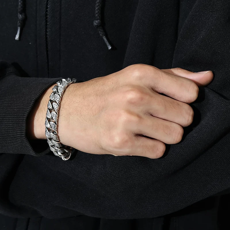 Bracelet Tangcao argenté pour homme, type épais. Un bijou masculin, élégant et résistant pour compléter votre look avec style et assurance.