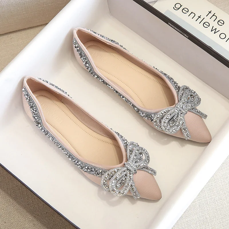Wiosenno-jesienne, nowe buty wieczorowe z płaskim obcasem i delikatnymi diamentami. Stylowe i wygodne obuwie na wieczorne wyjścia.