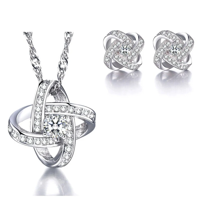 Zilveren klaver ketting voor geluk en stijl. Een elegant sieraad voor dagelijks gebruik of speciale gelegenheden. Bestel vandaag nog.