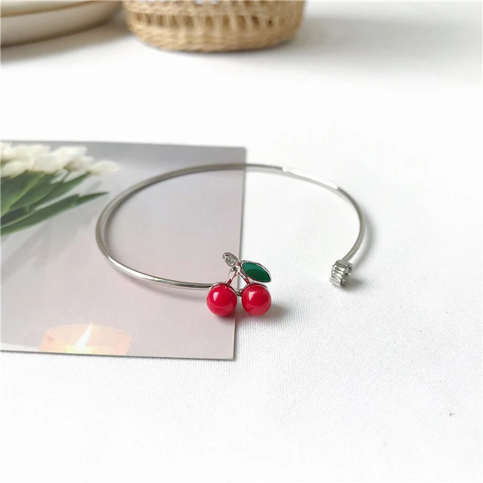 Kirsch Armband für Damen Handschmuck Ein bezauberndes Accessoire, das die Hand schmückt und jedem Outfit eine feminine Note verleiht.