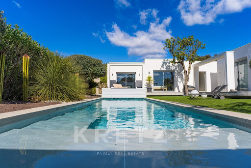 Seaside house with pool and garden 3