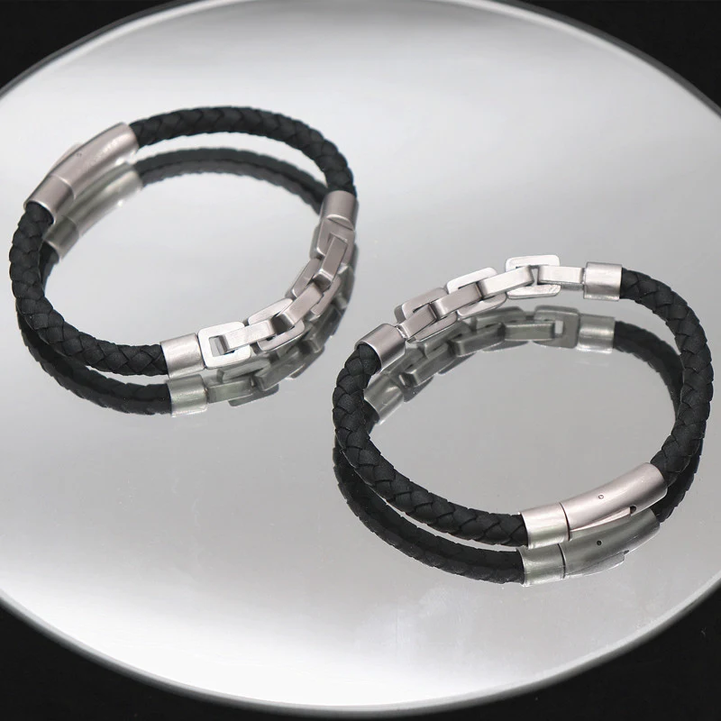 Bracelet en cuir tressé avec boucle carrée en acier inoxydable, accessoire élégant et durable pour hommes et femmes, cadeau parfait.