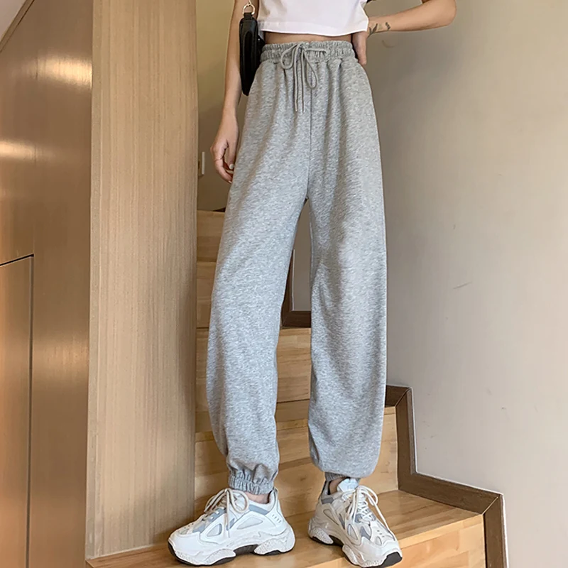 Široke plesne pantalone sa iscepanim krajevima. Sloboda pokreta, udobnost i stil za vaše plesne seanse. Dišući materijal.