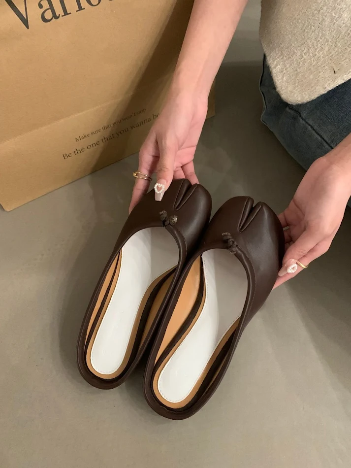 Buty slip-on Split Toe Trotter z niską cholewką. Wygodne i stylowe, idealne do codziennego użytku. Łatwe zakładanie i zdejmowanie.