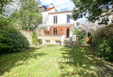 Maison avec piscine et jardin 10