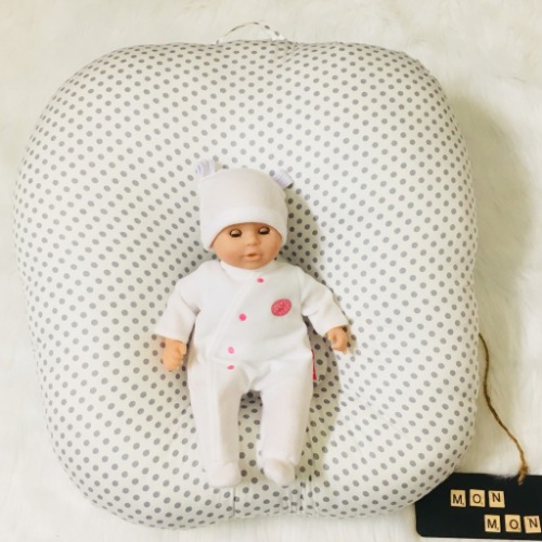 Vỏ gối Monmon làm bằng vải cao cấp, có độ thấm hút mồ hôi tốt