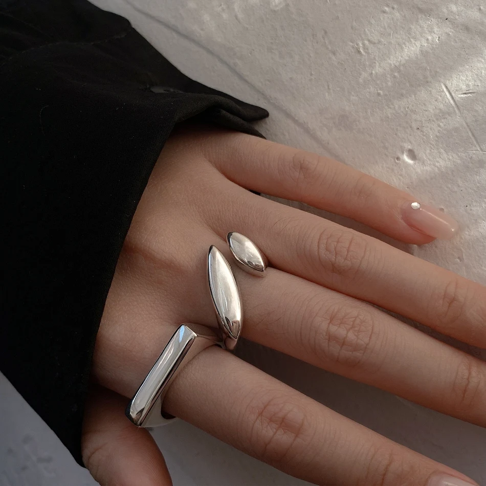 Geometrische vierkante koperen ring voor dames met waterdruppel, een open ring die je outfit verfraait en je persoonlijkheid benadrukt.