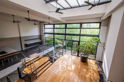 Private mansion with garden 3