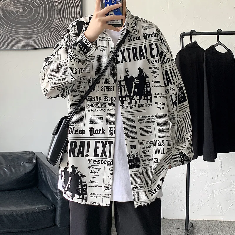Lockere, dünne Hemdjacke mit Zeitungsmotiv, perfekt für einen lässigen Look. Leichte Jacke für stilvollen Komfort an warmen Tagen.