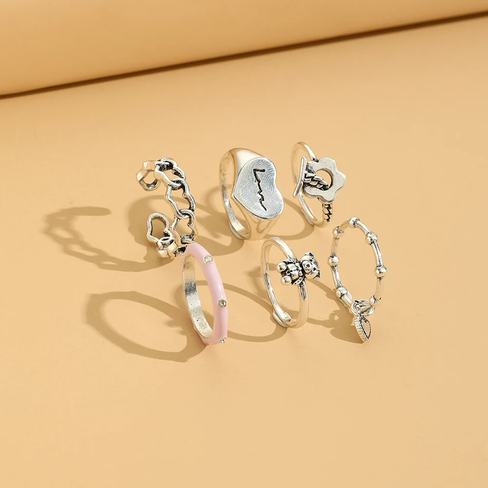 Bague d'amour créative avec chaîne de fleurs, un cadeau parfait pour exprimer votre affection. Un bijou élégant et symbolique pour elle.