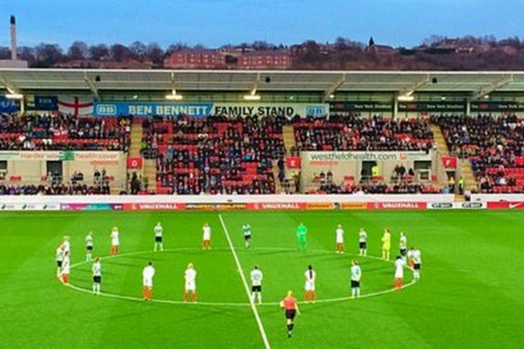 Impressionante minute de silence avant Angleterre - Belgique