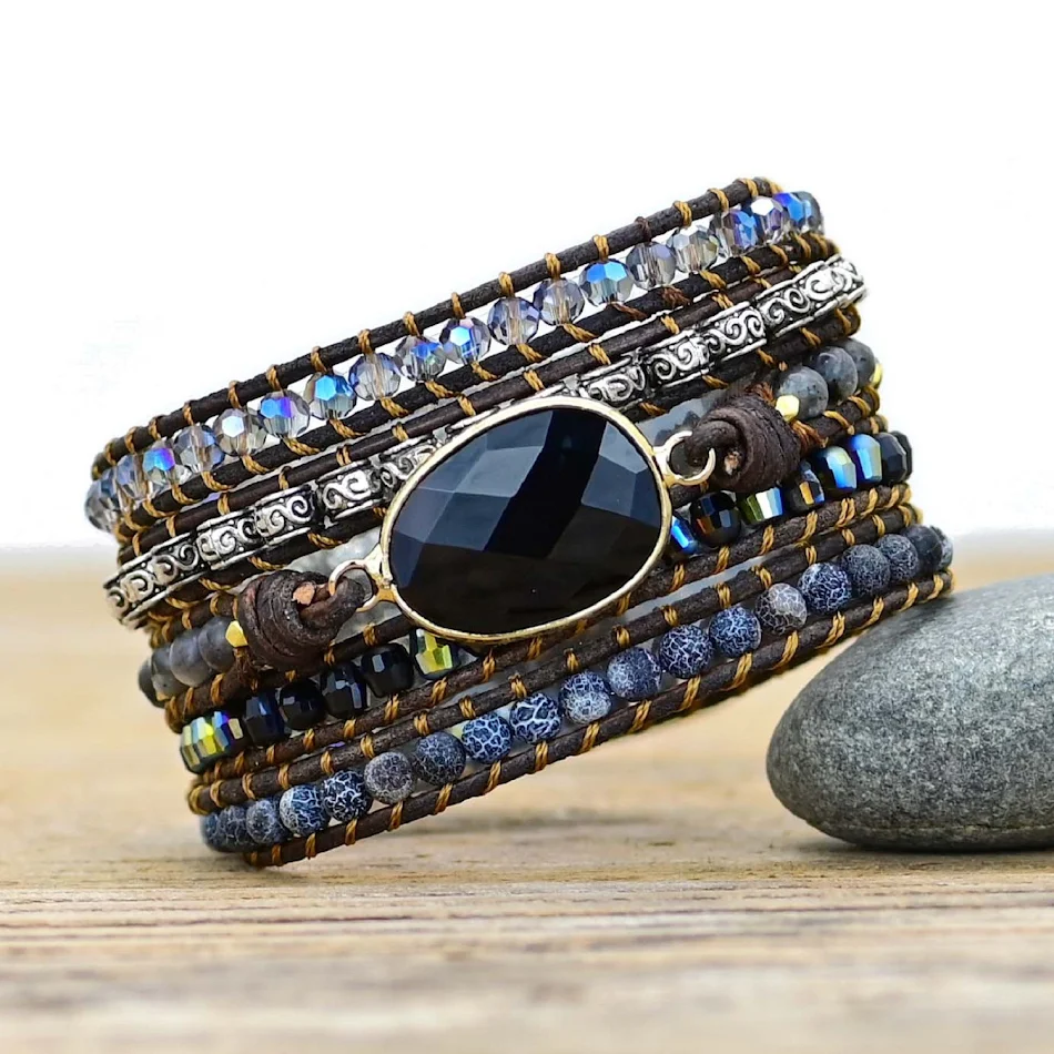 Pulseira de Couro de Vaca Natural com Obsidiana e Tramado Fashion. Estilo e proteção em uma peça. Conecte-se à beleza natural com esta pulseira exclusiva.