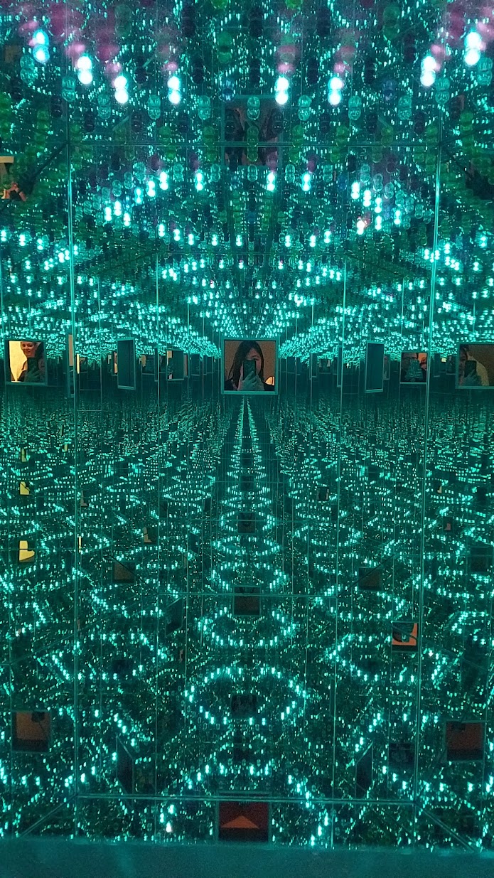Yayoi Kusuma Infinity Mirrors at the Seattle Art Museum, Infinity Mirrored Room—Love Forever