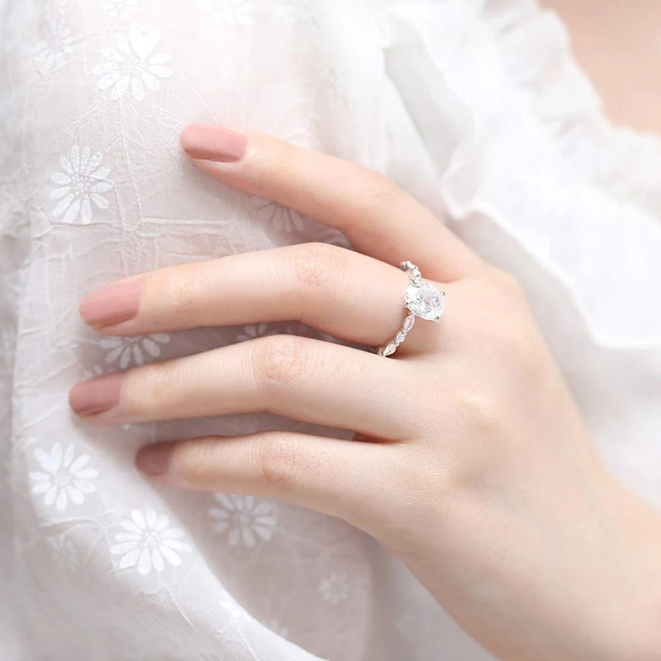 Anillo de plata de ley S925 con diseño de zirconio de cuatro garras, elegante y brillante, perfecto para realzar cualquier atuendo.