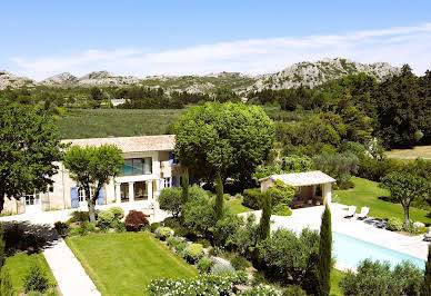 Propriété avec piscine et jardin 10