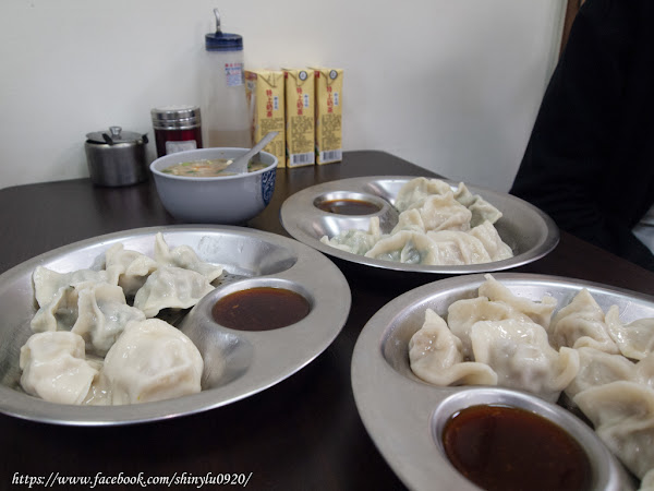 台北市大同區美食推薦萬家手工水餃 萬家手工水餃 台北好吃水餃推薦 大同區在地人才知道的好吃水餃 武漢肺炎不想出門 外帶回家超方便 也可生食宅配 持大同運動中心的發票消費滿100元送小菜 我是呂萱萱 吃喝玩樂愛分享