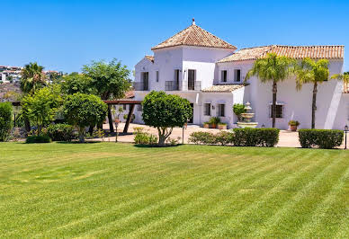 Villa with pool and garden 3