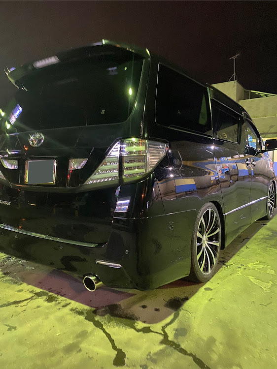 ヴェルファイアの洗車・ロングホイールナット・車高調整に関するカスタム事例の投稿画像1枚目