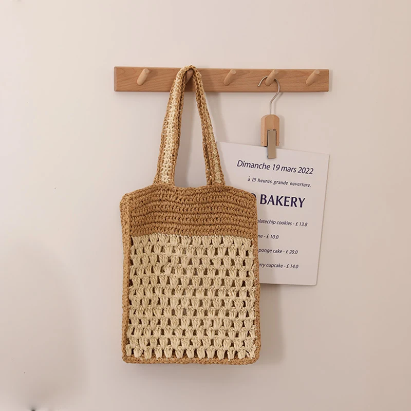 Sac de plage en paille crocheté ajouré à une épaule, assorti aux couleurs. Accessoire idéal pour l'été, alliant style et praticité.