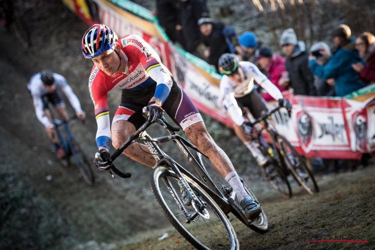 Van der Poel heer en meester in Otegem: "Best leuk, mijn eerste echte moddercross"