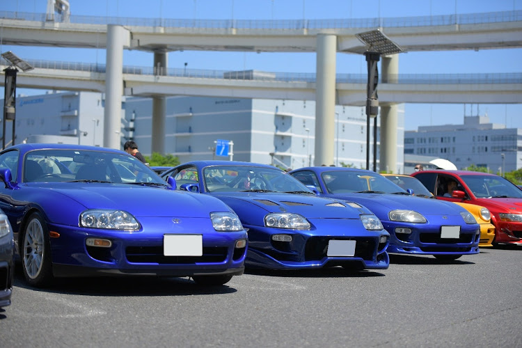 スープラの大黒PA・梅雨の晴れ間・青い車・シザードア・クリアテールに関するカスタム事例の投稿画像1枚目