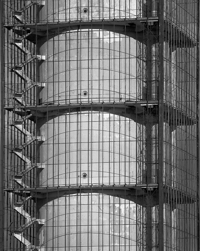 La Torre dei pomodori” dell’ex IDIT, un notevole esempio di archeologia industriale [Carlo Vigni, dalla serie L'industria della polvere, 2021]