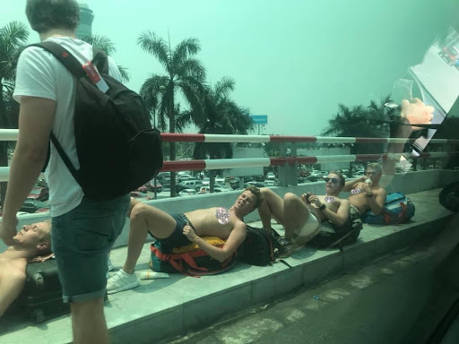 Nhiều người cảm thấy lo ngại cho sức khỏe của nhóm du khách khi khỏa thân phơi nắng ngoài trời.