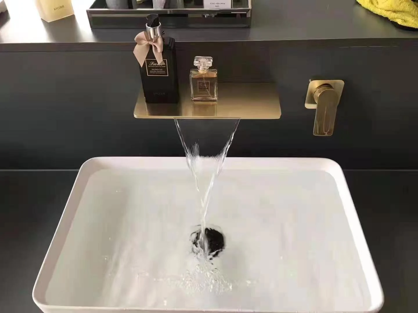 Title 5, Lavabo montado oscuro con grifo negro. Disfruta...