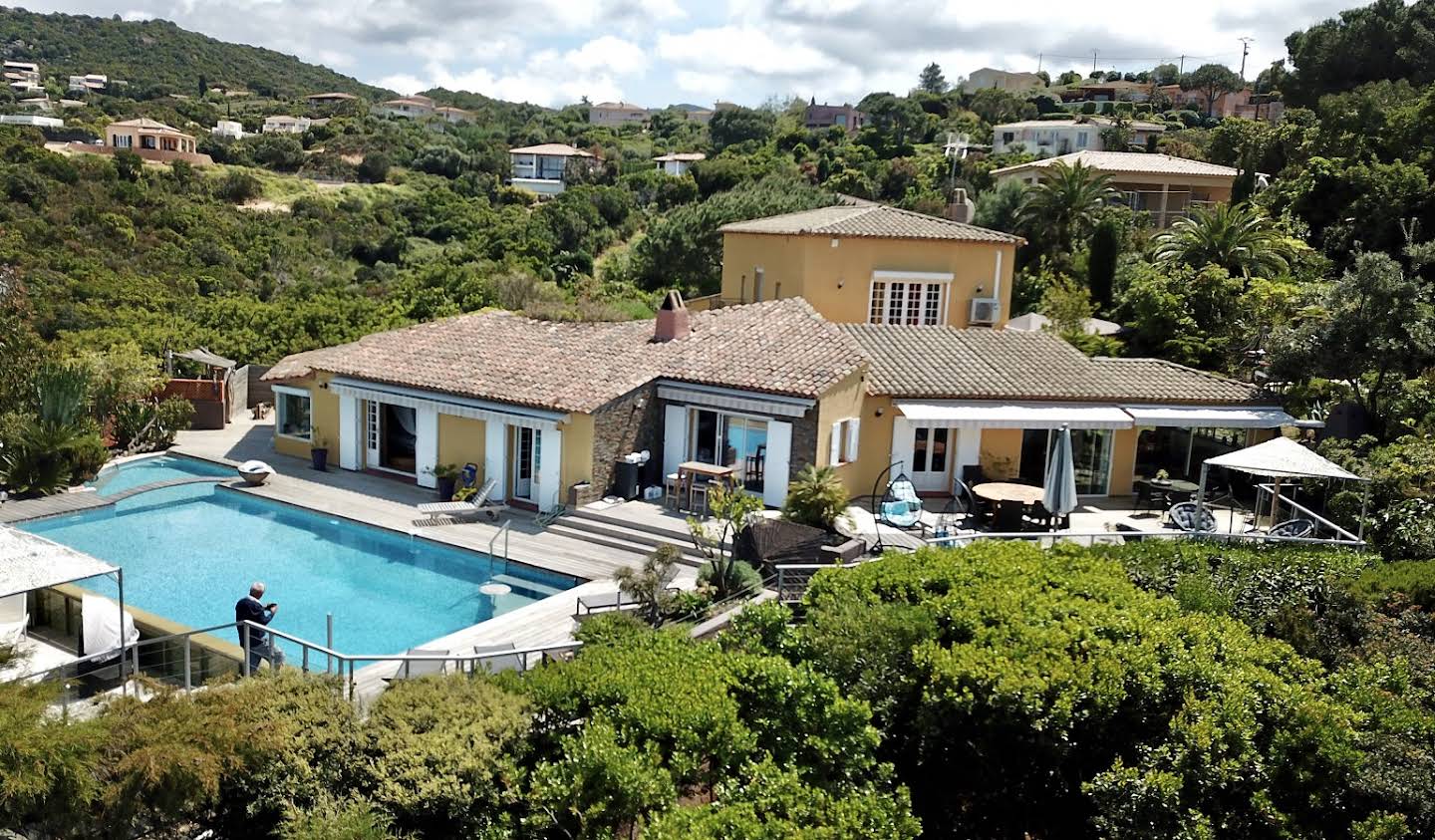 Villa avec piscine en bord de mer Porticcio