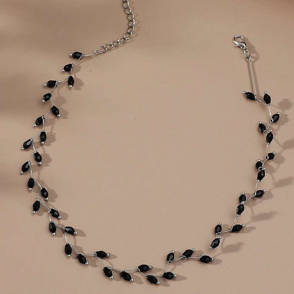 Colar curto de contas de cristal preto para mulheres, com design elegante e charmoso, perfeito para realçar sua personalidade.