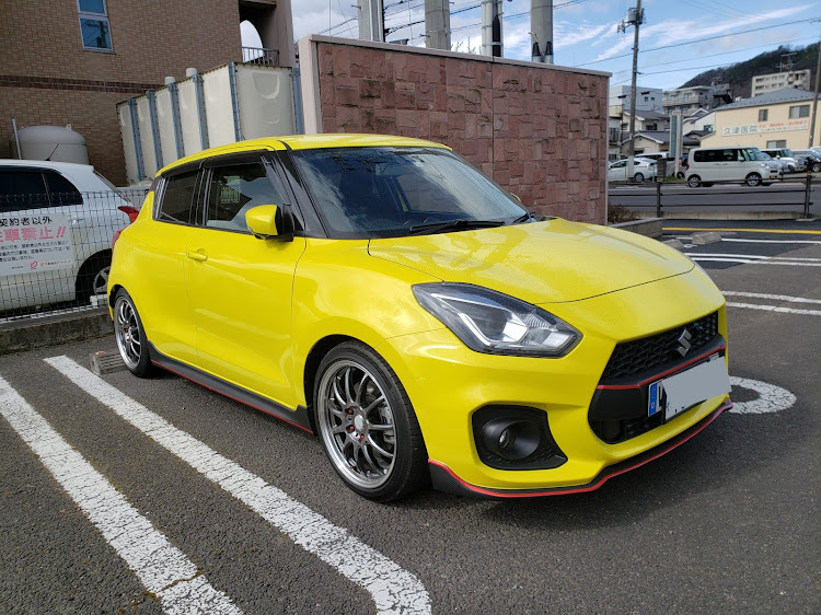 スイフトスポーツのスイスポ到着・会社前・山ん中に関するカスタム事例の投稿画像1枚目