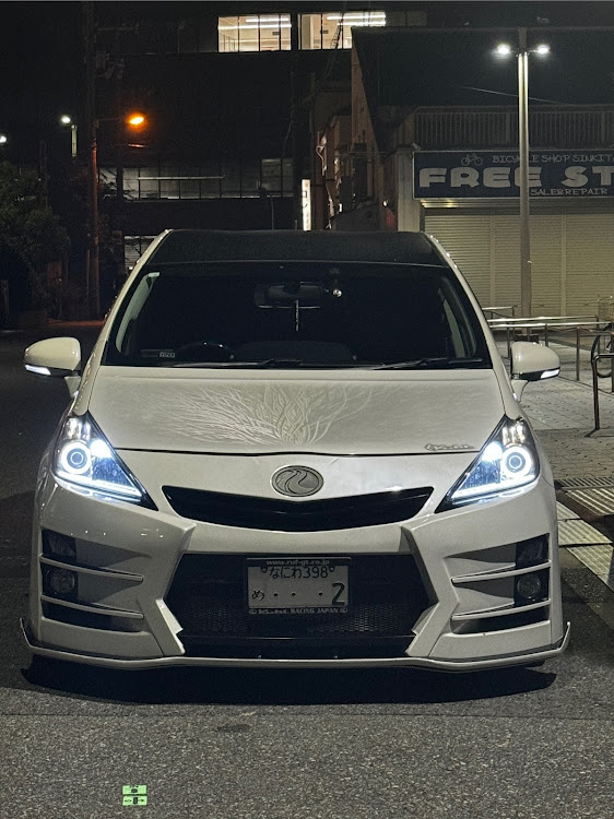 プリウスαの202X年・・・・猫顔？(≧∀≦)ニャー・愛車の表情・しぐれうい・暑い、、暑いぞおおお！！に関するカスタム事例の投稿画像1枚目