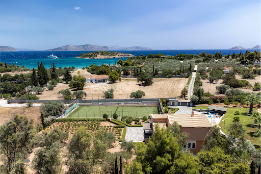 Villa with pool and garden 1