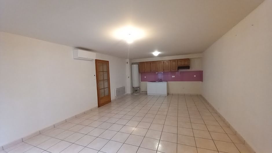 Location  appartement 3 pièces 64 m² à Massiac (15500), 430 €