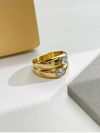 Bague tendance femme en acier titane avec zircon vert rétro. Un bijou élégant et durable pour un look unique.