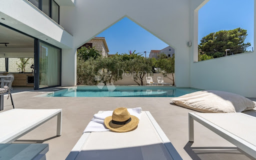 House with pool and terrace 4