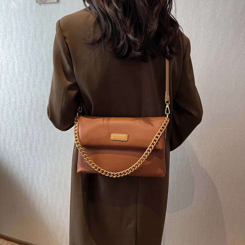 Bolsa feminina simples PU com corrente fashion. Leve, elegante e perfeita para diversas ocasiões. Essencial para o seu dia a dia.