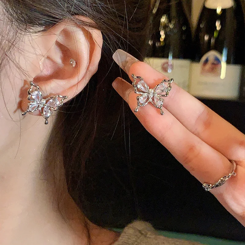 Stijlvolle parelstud oorbellen, veelzijdig en perfect voor elke outfit. Deze oorbellen voegen een vleugje elegantie en charme toe aan je look.