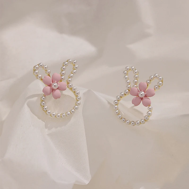 Boucles d'oreilles clous lapin en argent sterling, style mignon et doux. Ajoutez une touche de fantaisie et d'élégance à votre look quotidien.