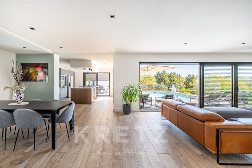 Prestige house for sale in La Tour-de-Salvagny (69890) - Dining, kitchen and living room open to pool